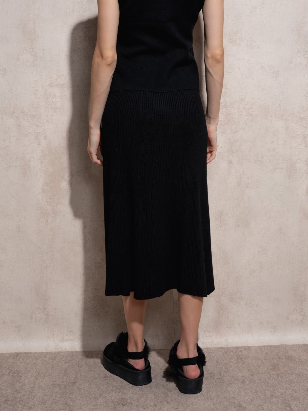 Long knitted skirt