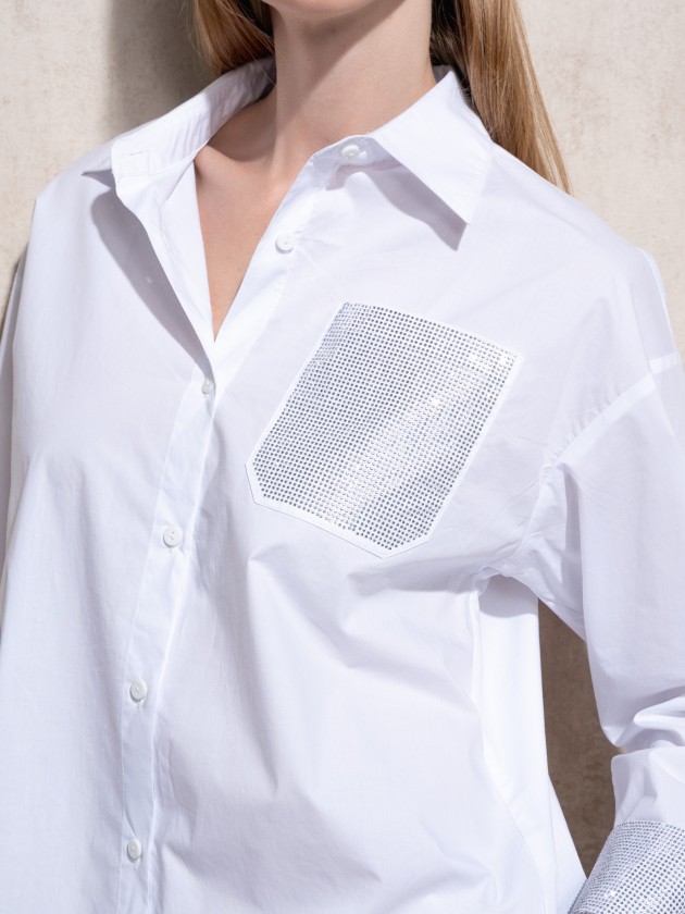 Shirt with shiny applications