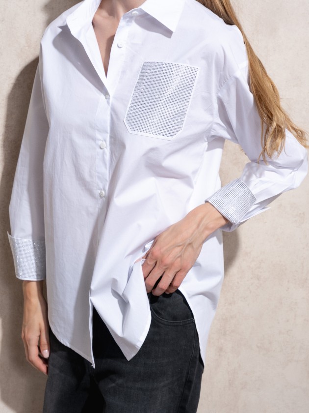 Shirt with shiny applications