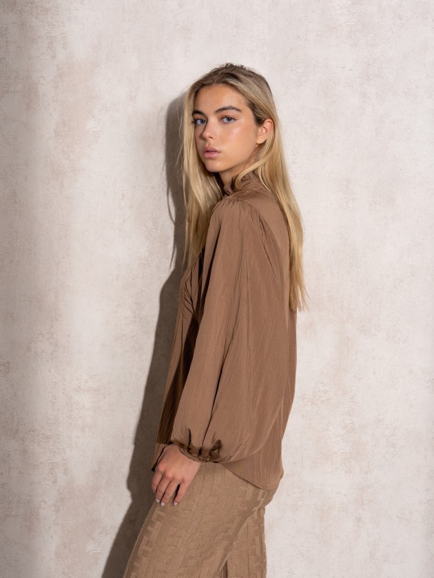 Blouse with balloon sleeves