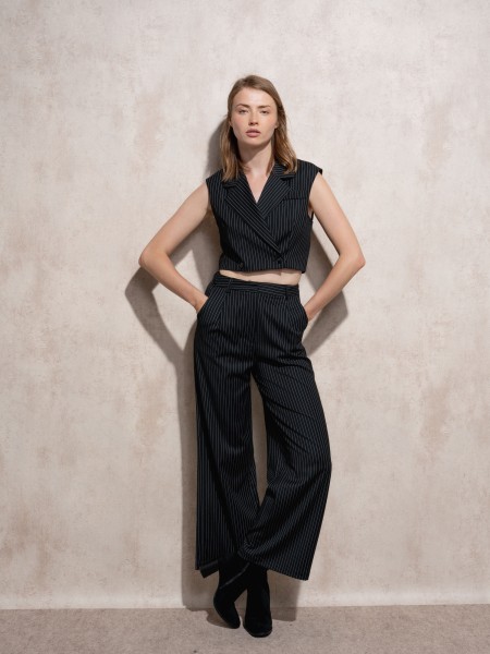 Short crossover vest
