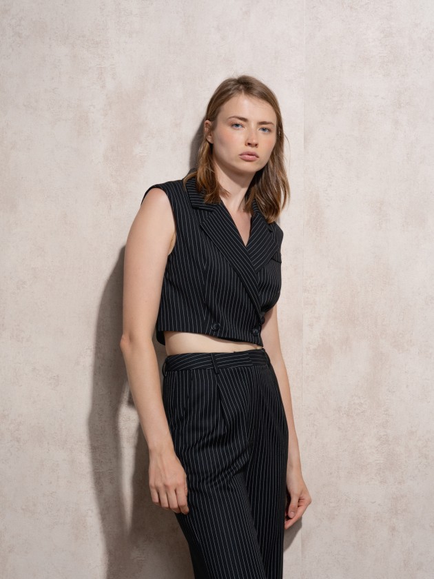 Short crossover vest