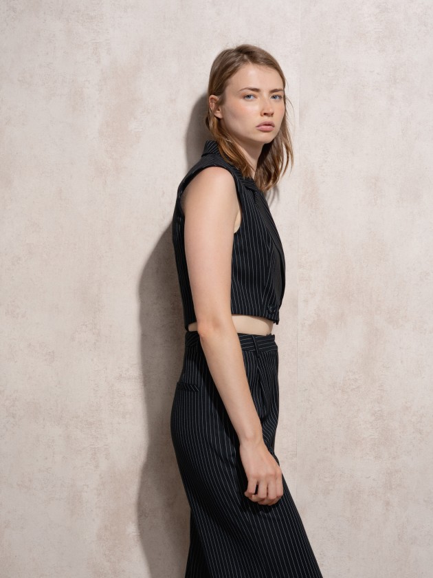 Short crossover vest