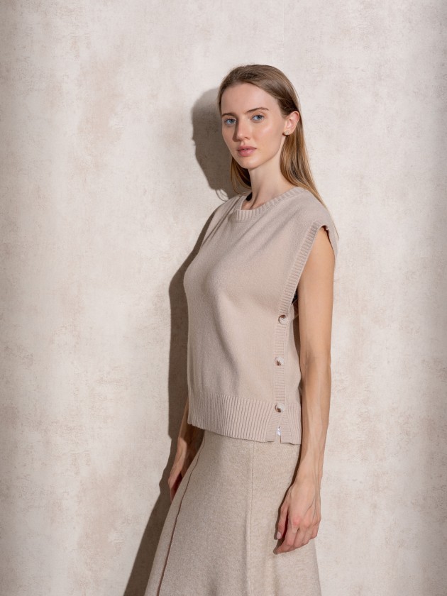 Knitted vest with buttons