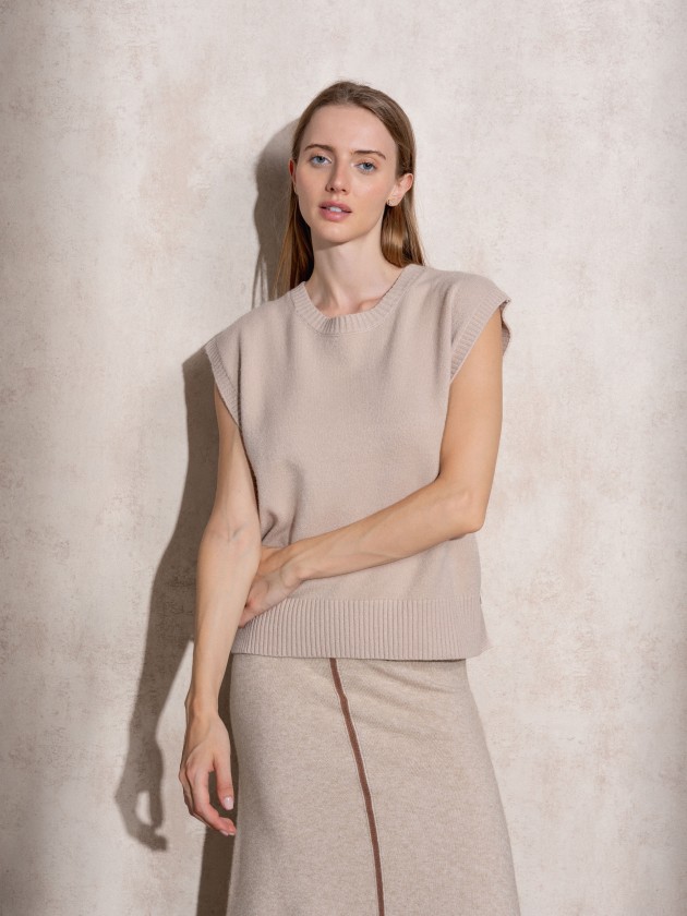 Knitted vest with buttons