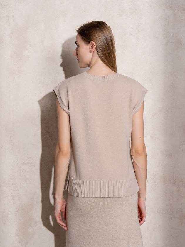 Knitted vest with buttons