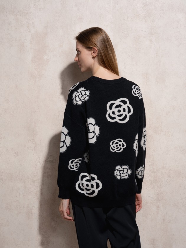 Sweater with knitted pattern