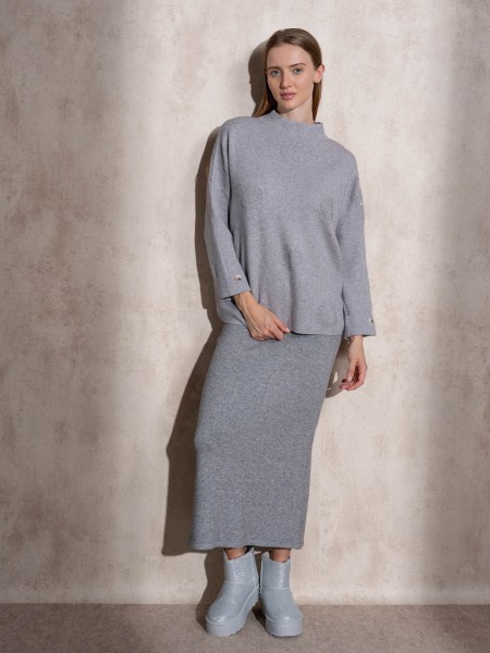 Knitted sweater with buttons on the cuff