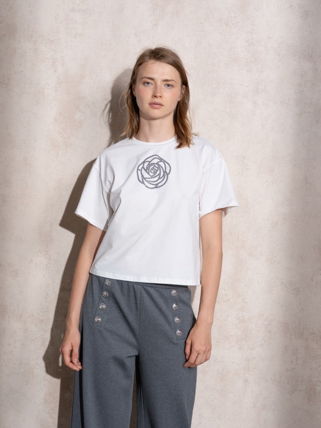 T-shirt com aplicao brilhante