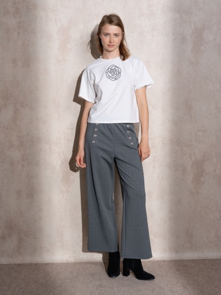 T-shirt com aplicao brilhante