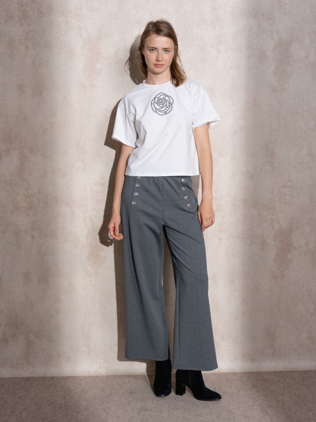 T-shirt com aplicao brilhante