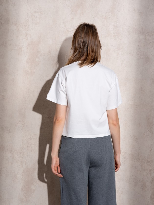 T-shirt com aplicao brilhante