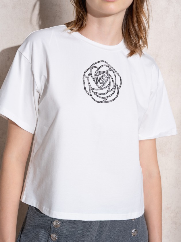 T-shirt com aplicao brilhante