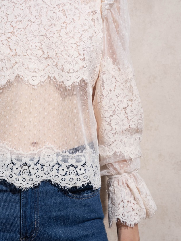 Blusa com rendas