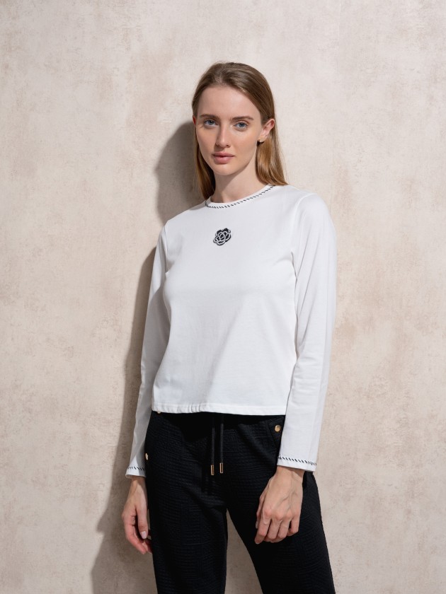 Camisola com bordado e aplicao