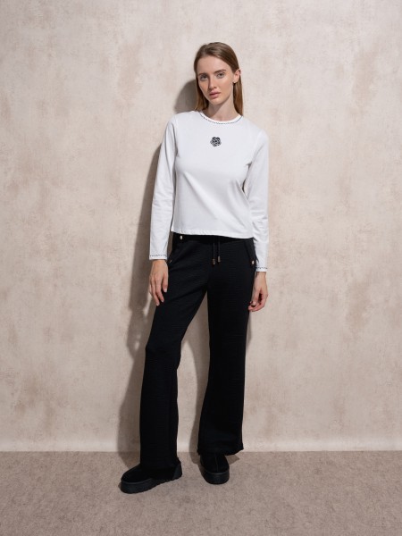 Camisola com bordado e aplicao
