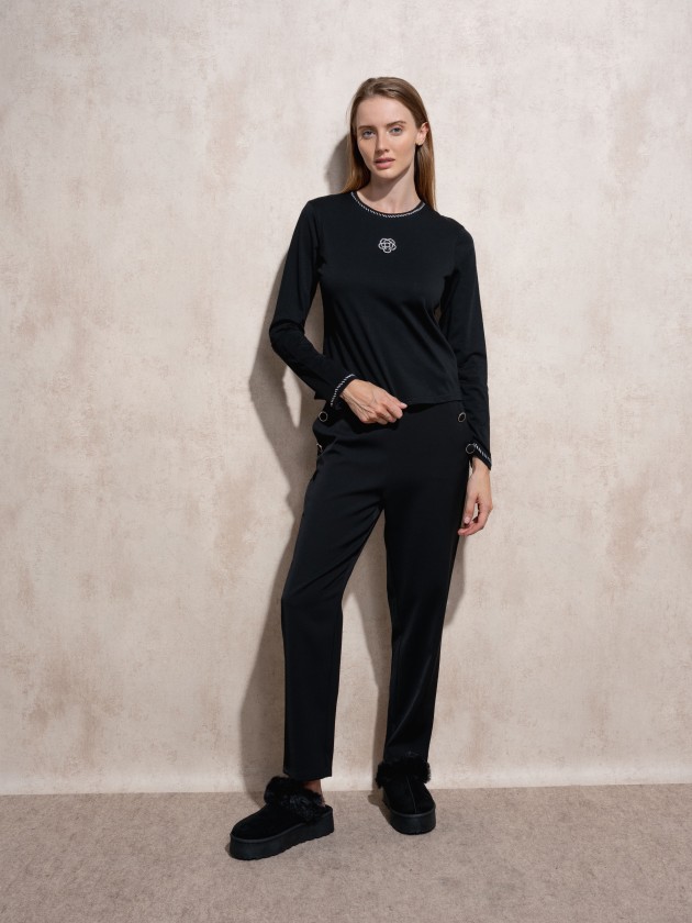 Camisola com bordado e aplicao
