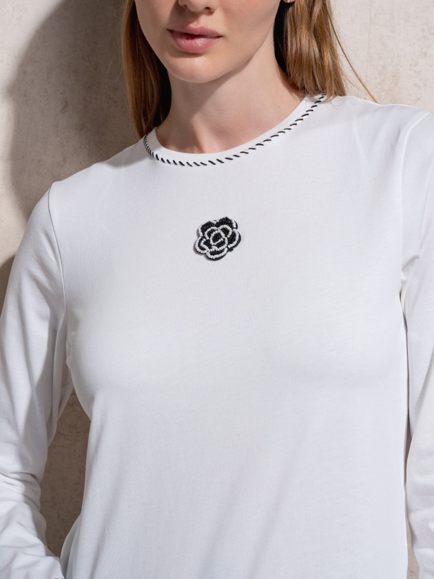 Camisola com bordado e aplicao