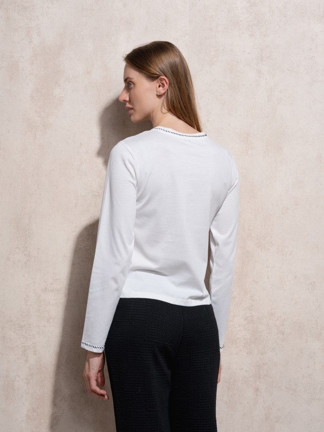 Camisola com bordado e aplicao