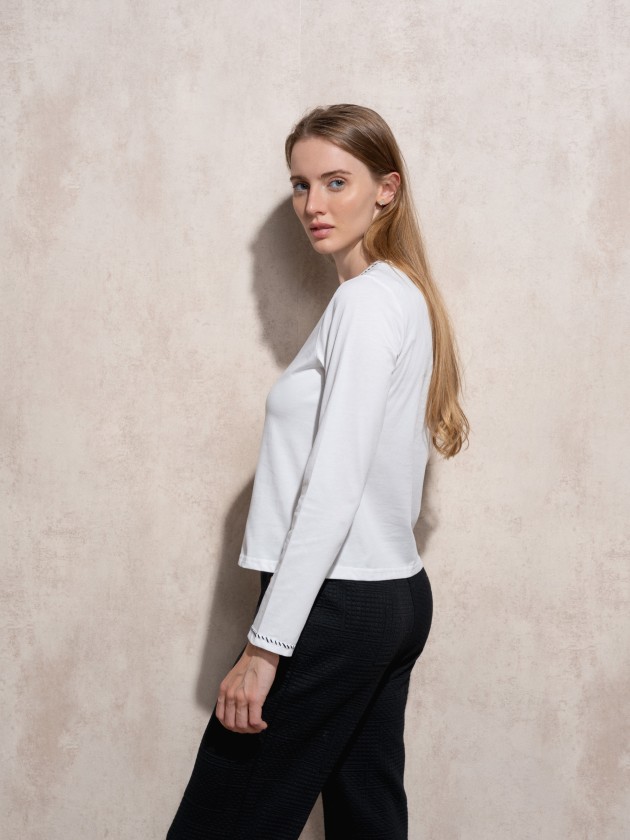Camisola com bordado e aplicao