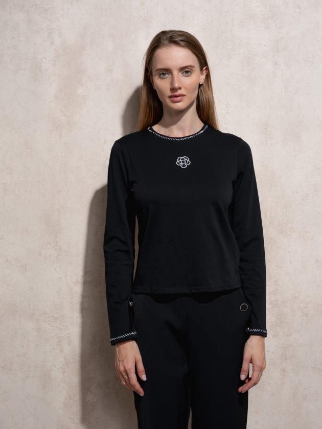 Camisola com bordado e aplicao