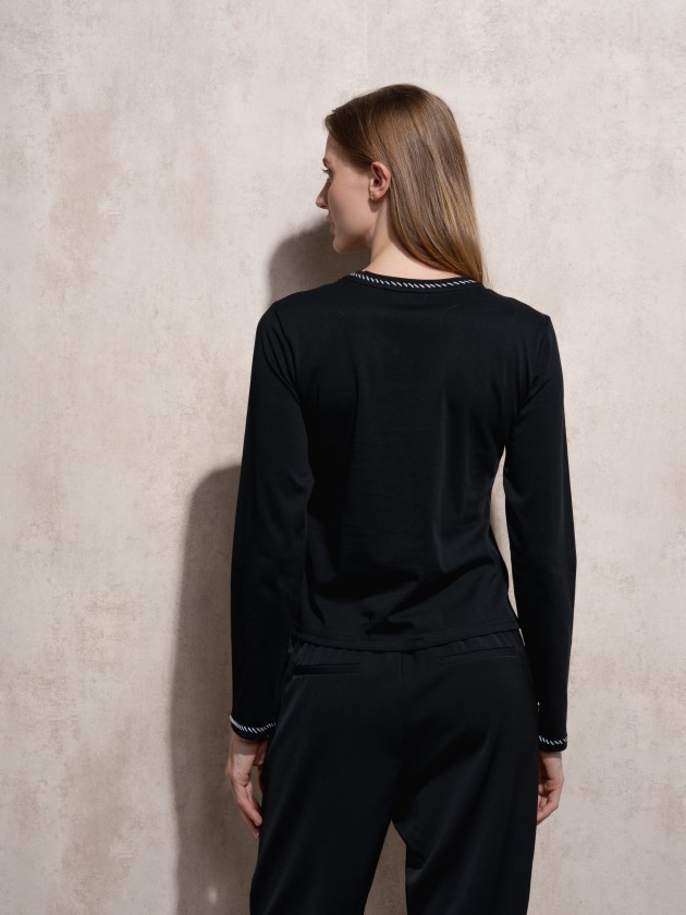 Camisola com bordado e aplicao