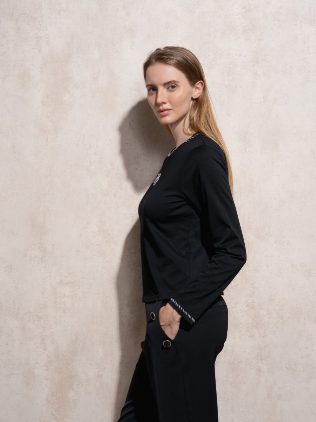 Camisola com bordado e aplicao