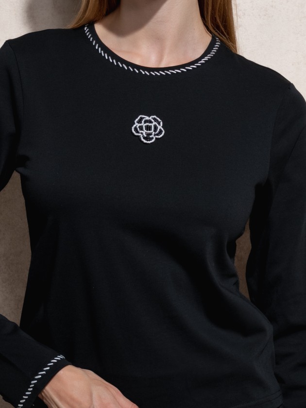 Camisola com bordado e aplicao