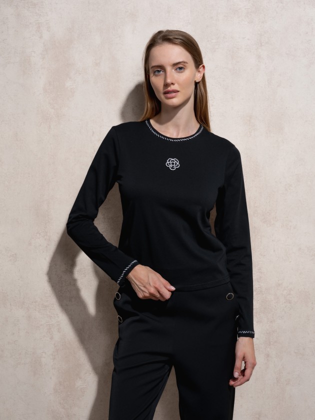 Camisola com bordado e aplicao