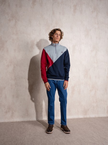 Polo piquet com gola reta e textura perfurada