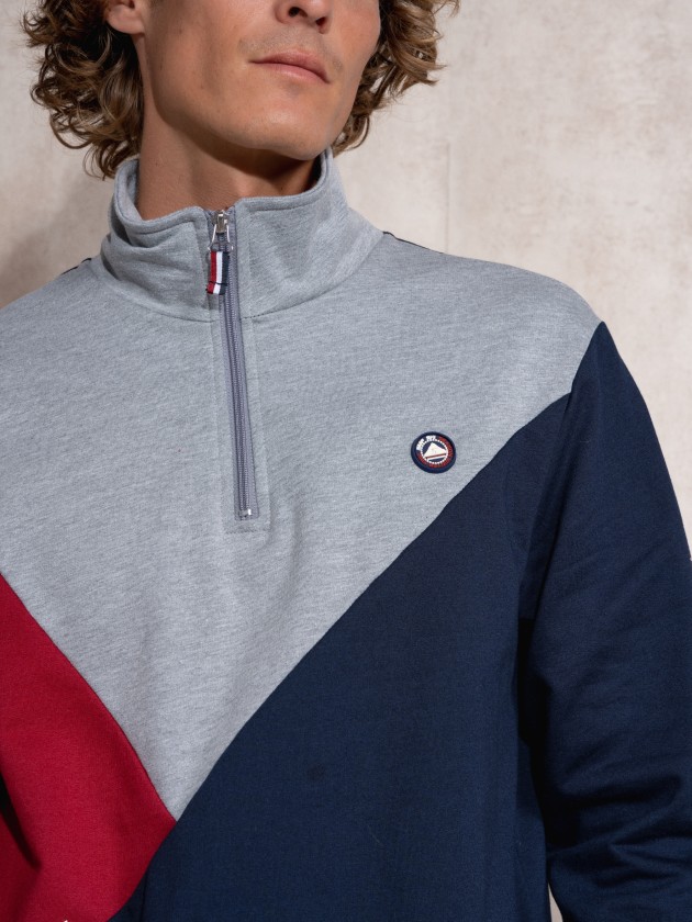 Polo piquet com gola reta e textura perfurada