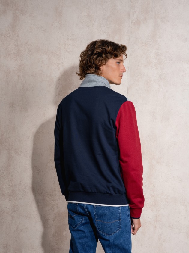 Polo piquet com gola reta e textura perfurada