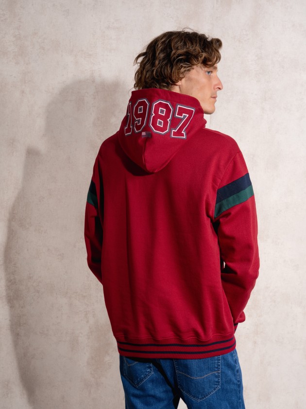 Polo piquet com gola reta e textura perfurada