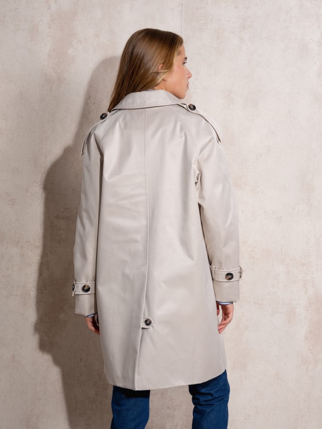 Gabardina com botes tartaruga