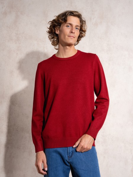 Knitted sweater with round neckline