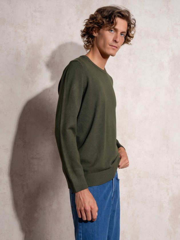 Knitted sweater with round neckline