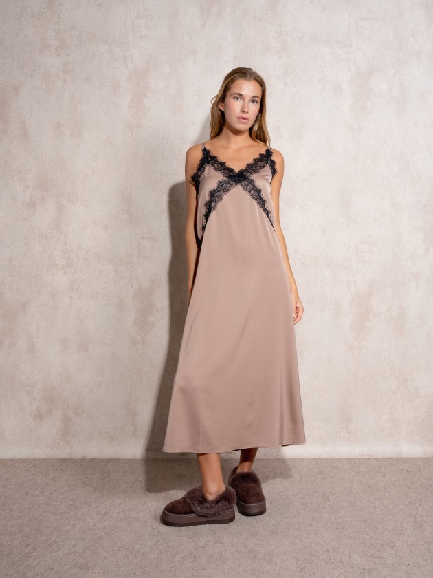 Robe avec applications de dentelle