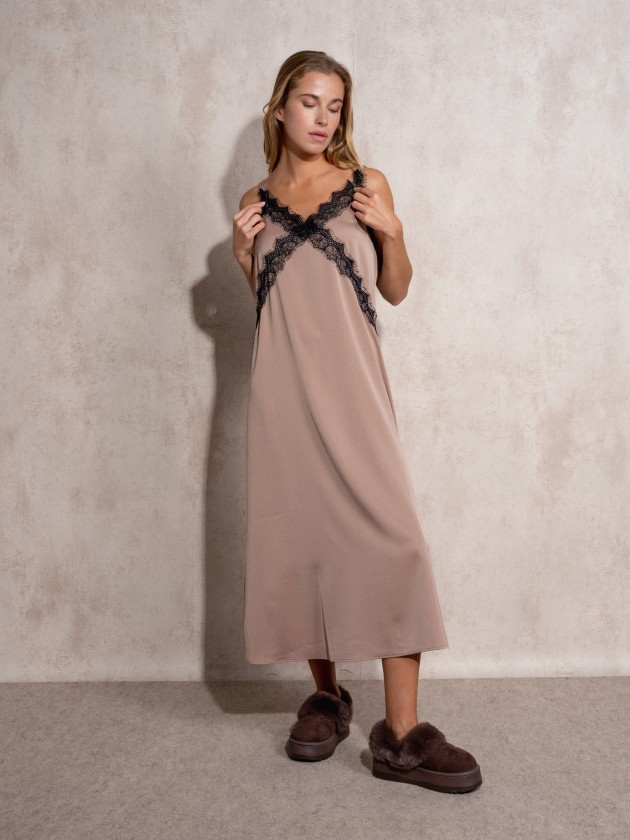 Robe avec applications de dentelle
