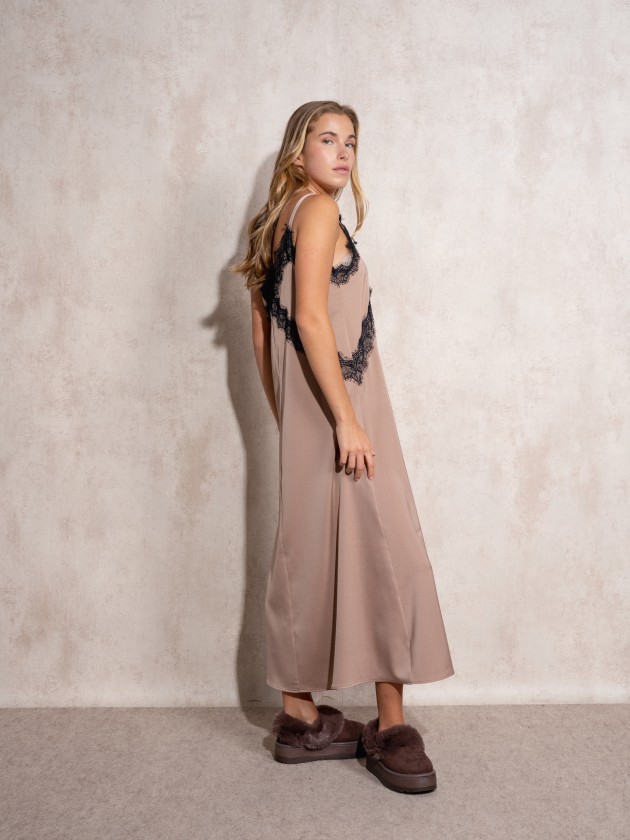 Robe avec applications de dentelle