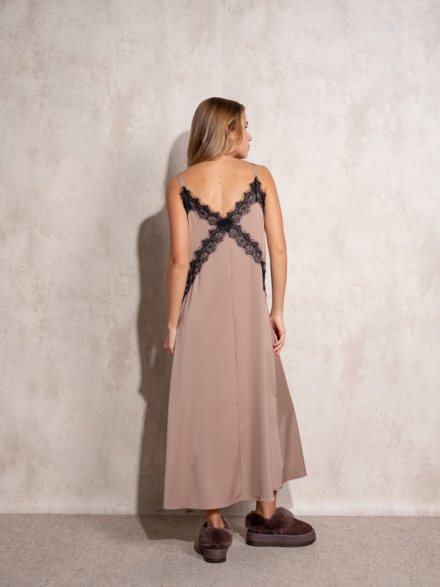 Robe avec applications de dentelle