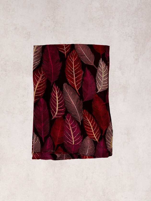 Scarf printed with colorful leaves