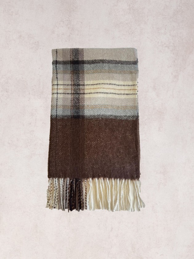 Plaid pattern scarf with fringes