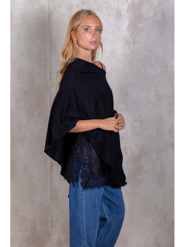 Round neckline cape