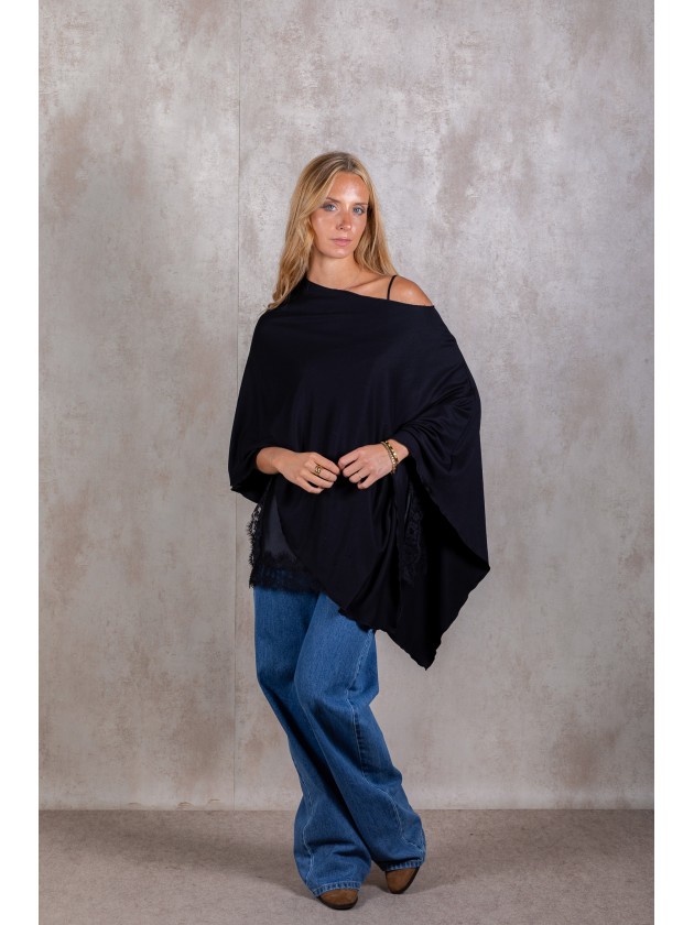 Round neckline cape