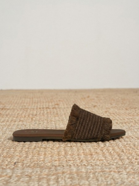 Flat sandal with raffia