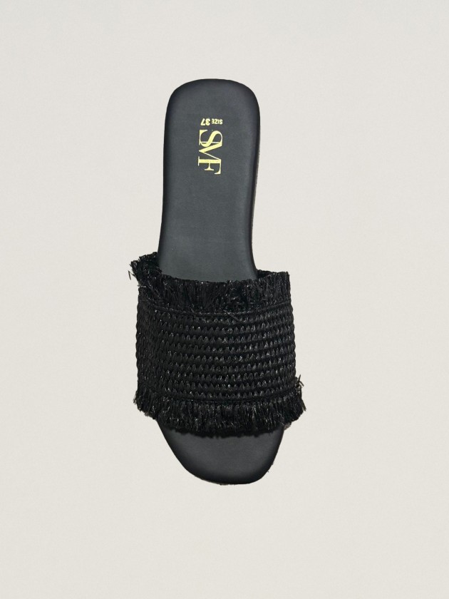 Flat sandal with raffia