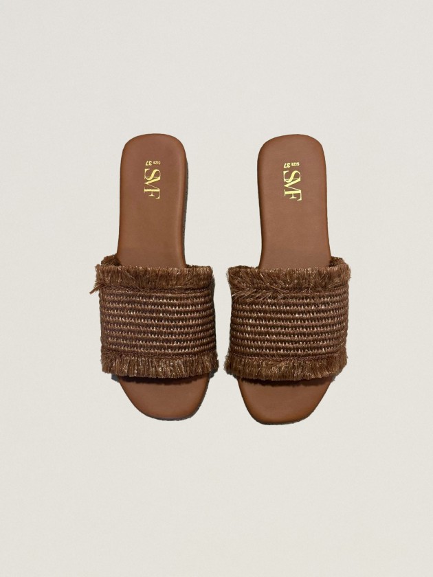 Flat sandal with raffia