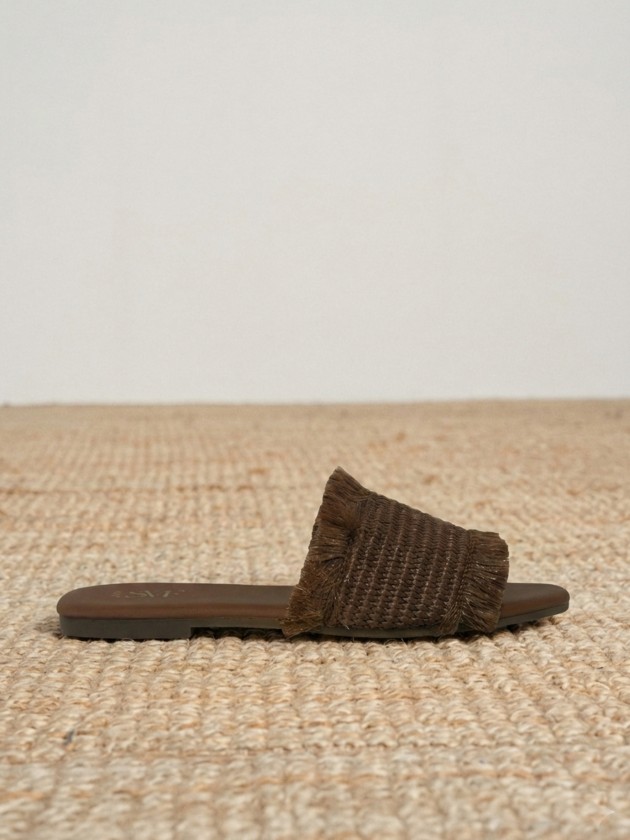 Flat sandal with raffia