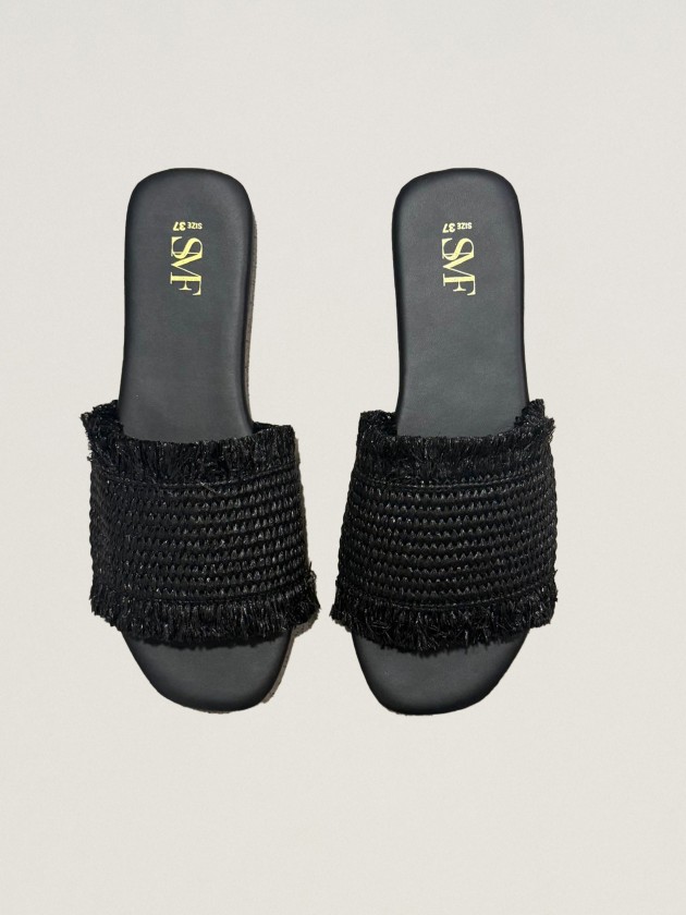 Flat sandal with raffia