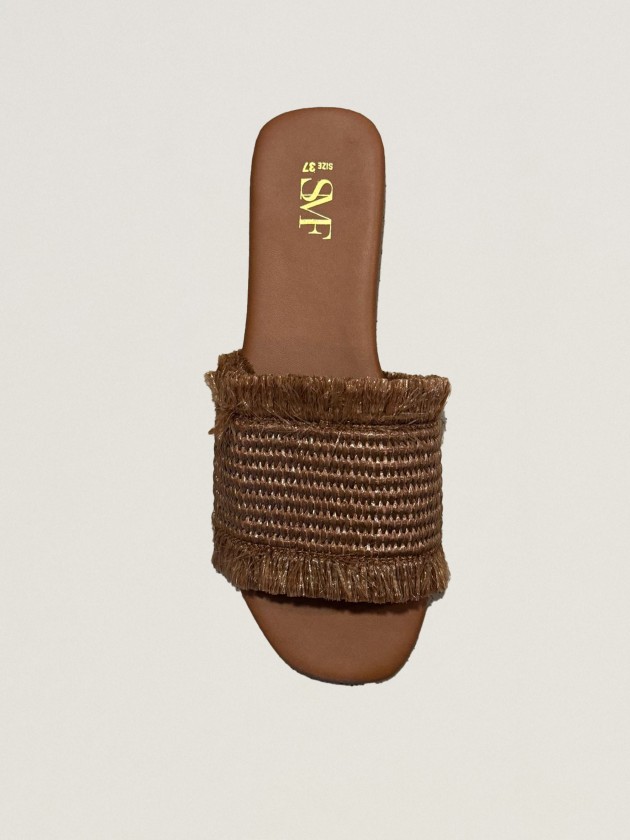 Flat sandal with raffia